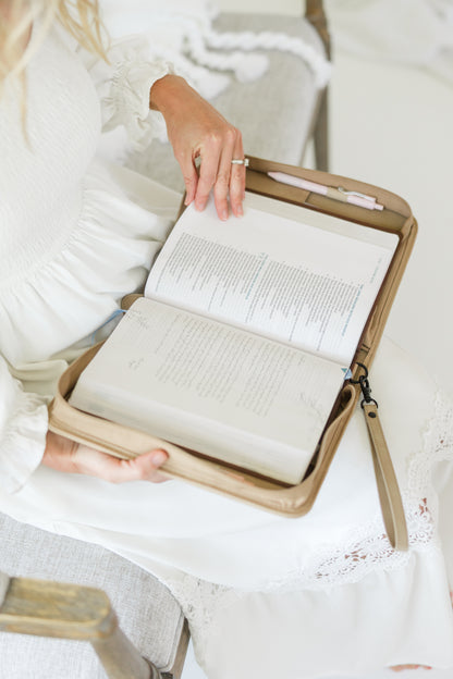 (Wholesale) Wreath Bible Case, Debossed
