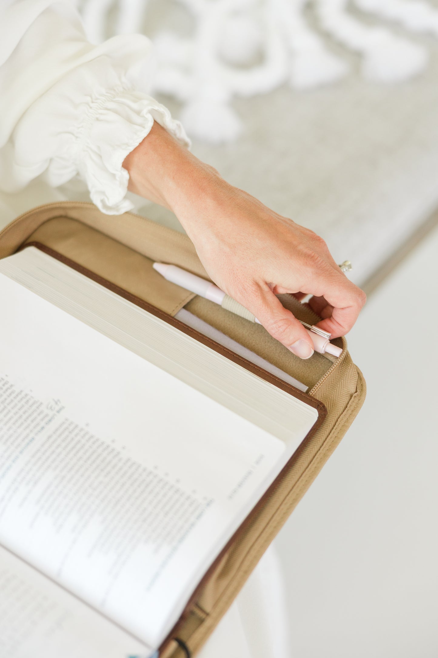 (Wholesale) Wreath Bible Case, Debossed