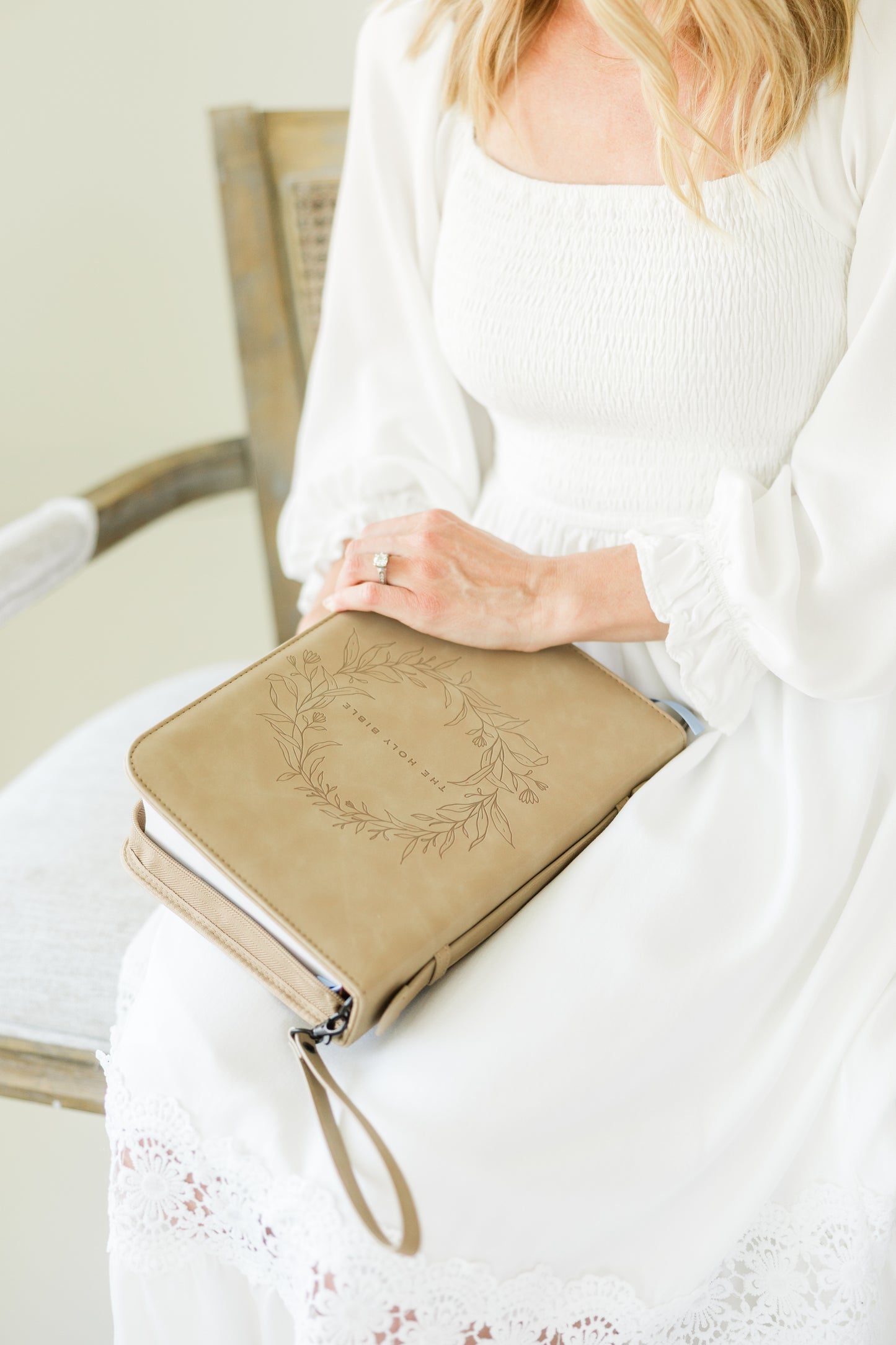 (Wholesale) Wreath Bible Case, Debossed