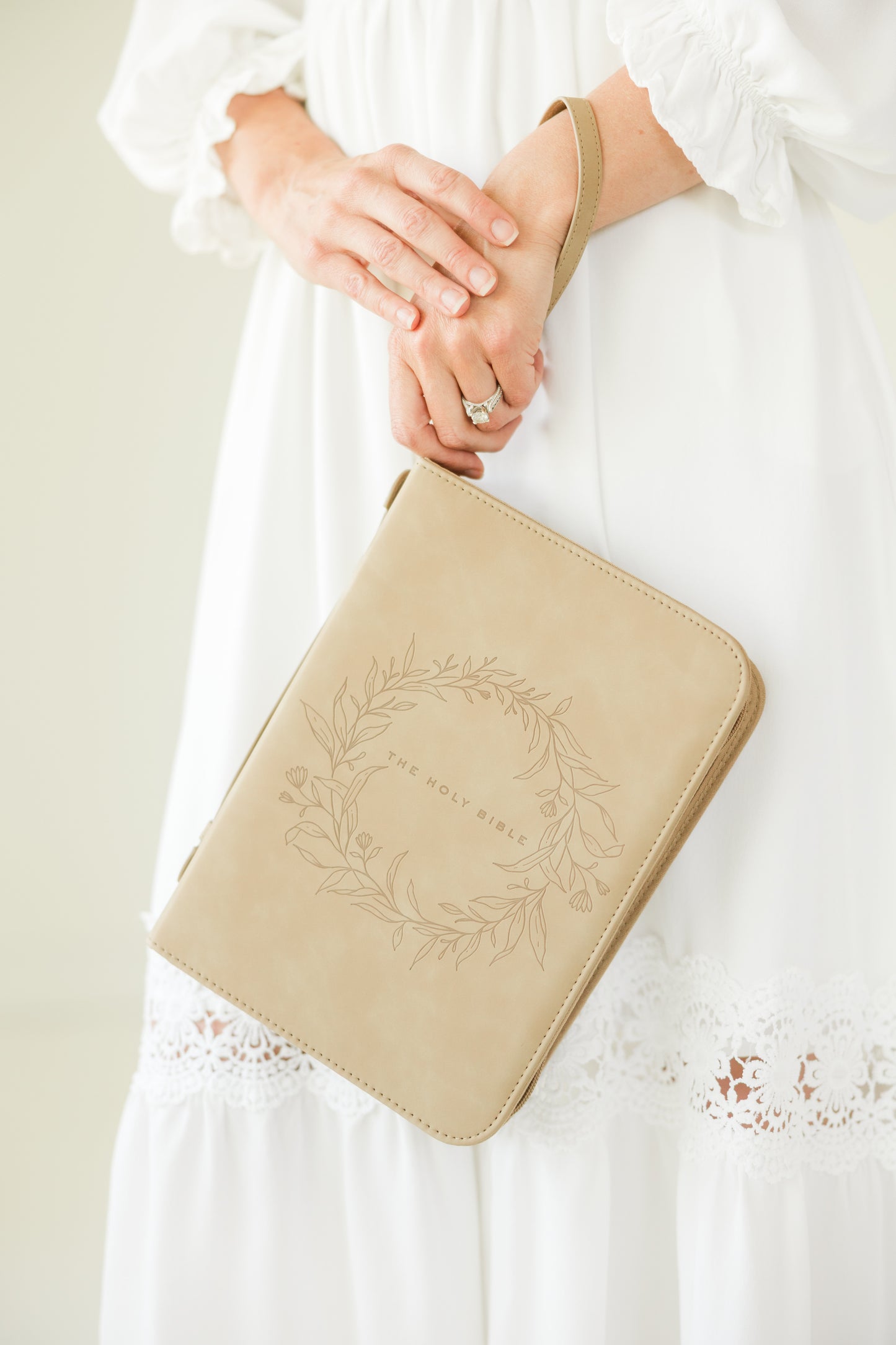 (Wholesale) Wreath Bible Case, Debossed