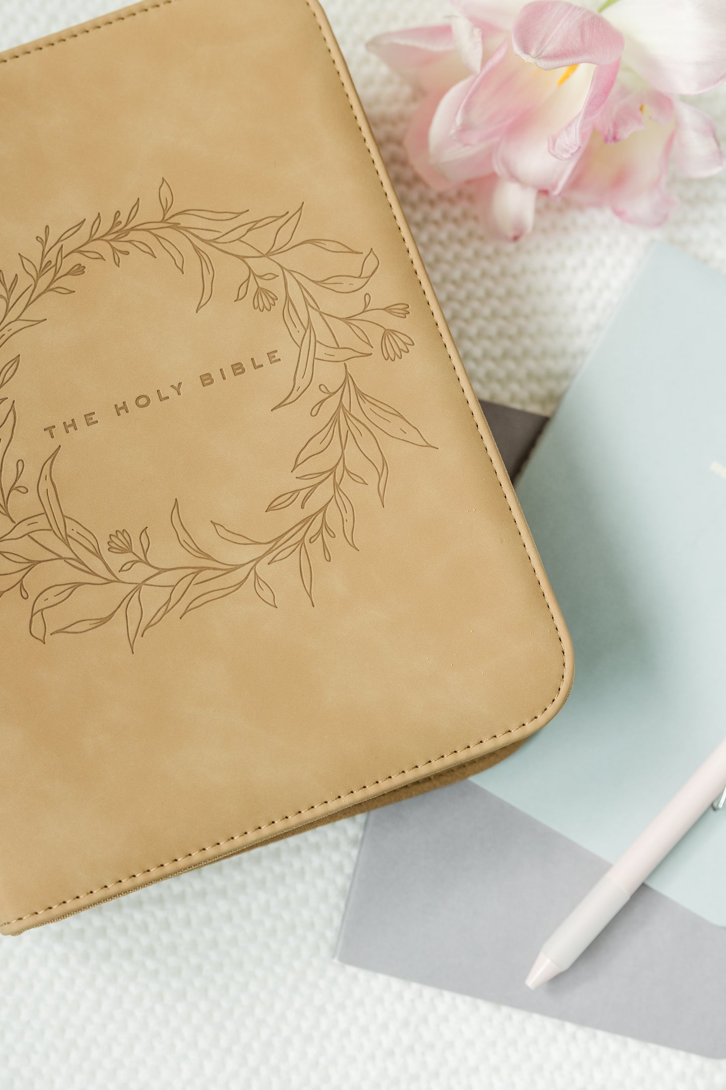 (Wholesale) Wreath Bible Case, Debossed