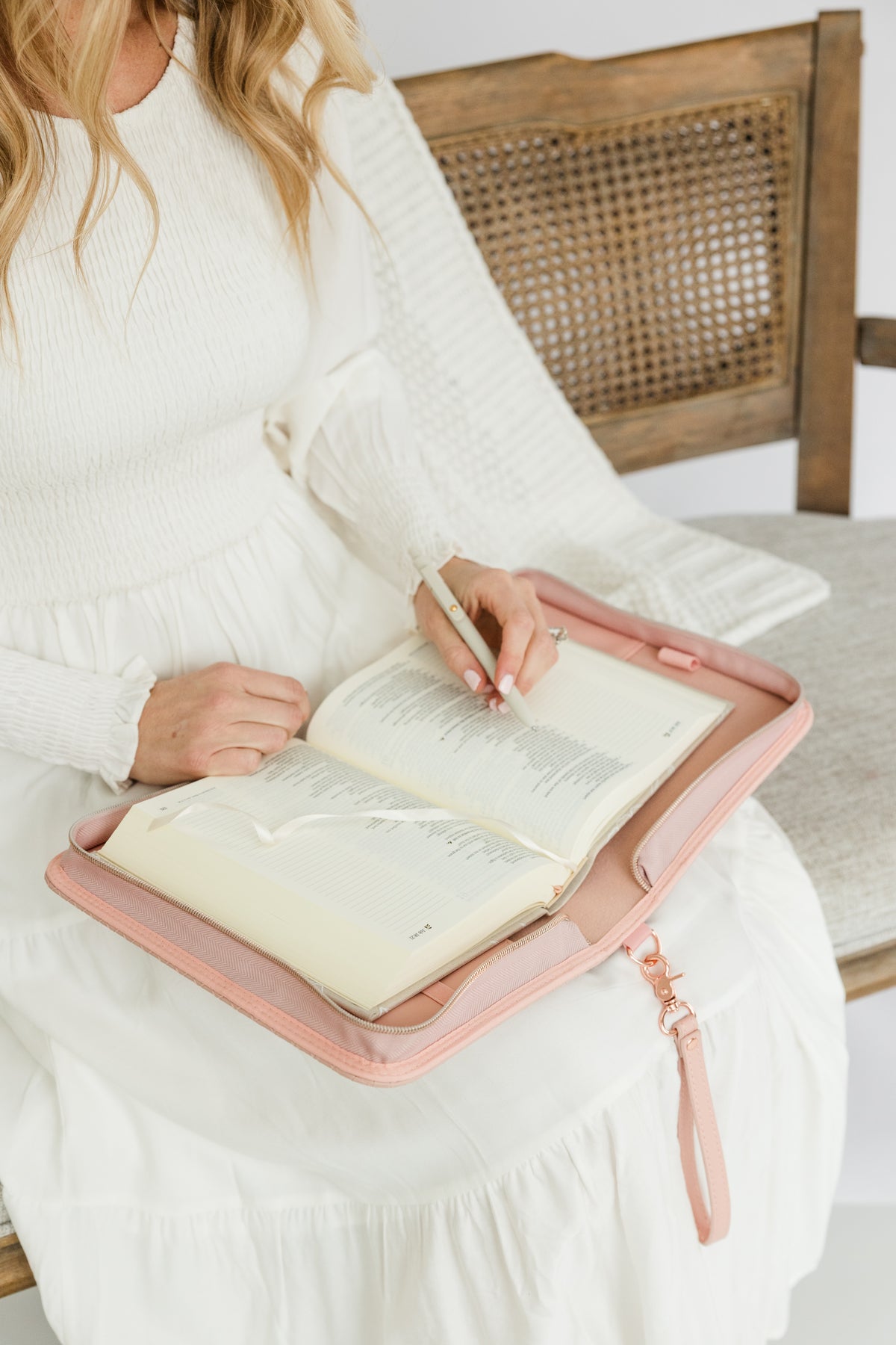 (Wholesale) Weave Bible Case, Crossbody BLUSH