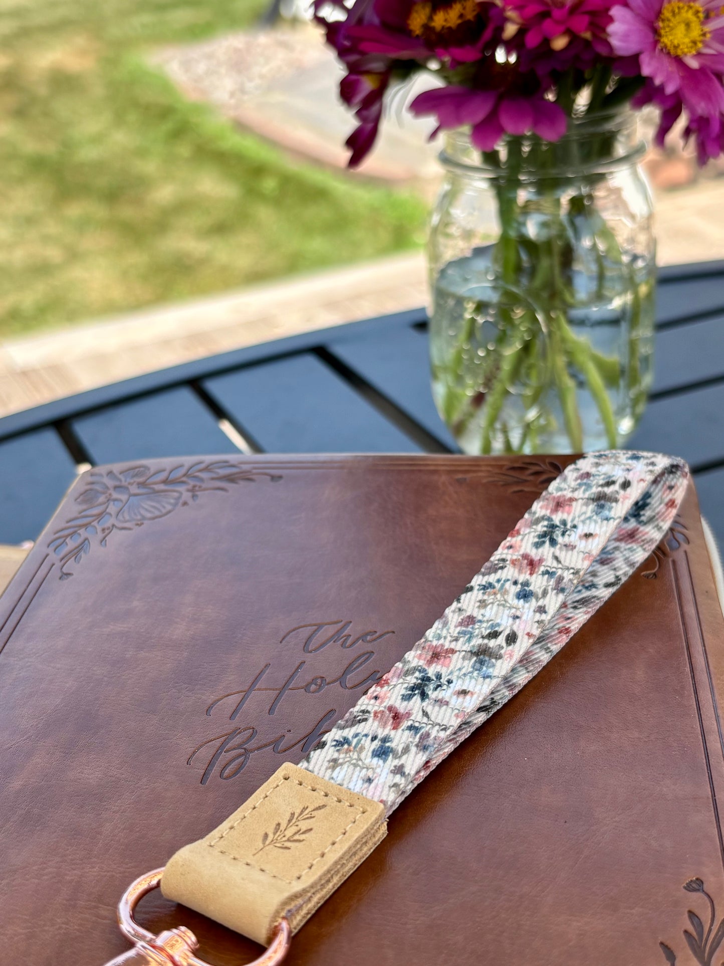 (Wholesale) Wristlet Keychain Cottage Blossom