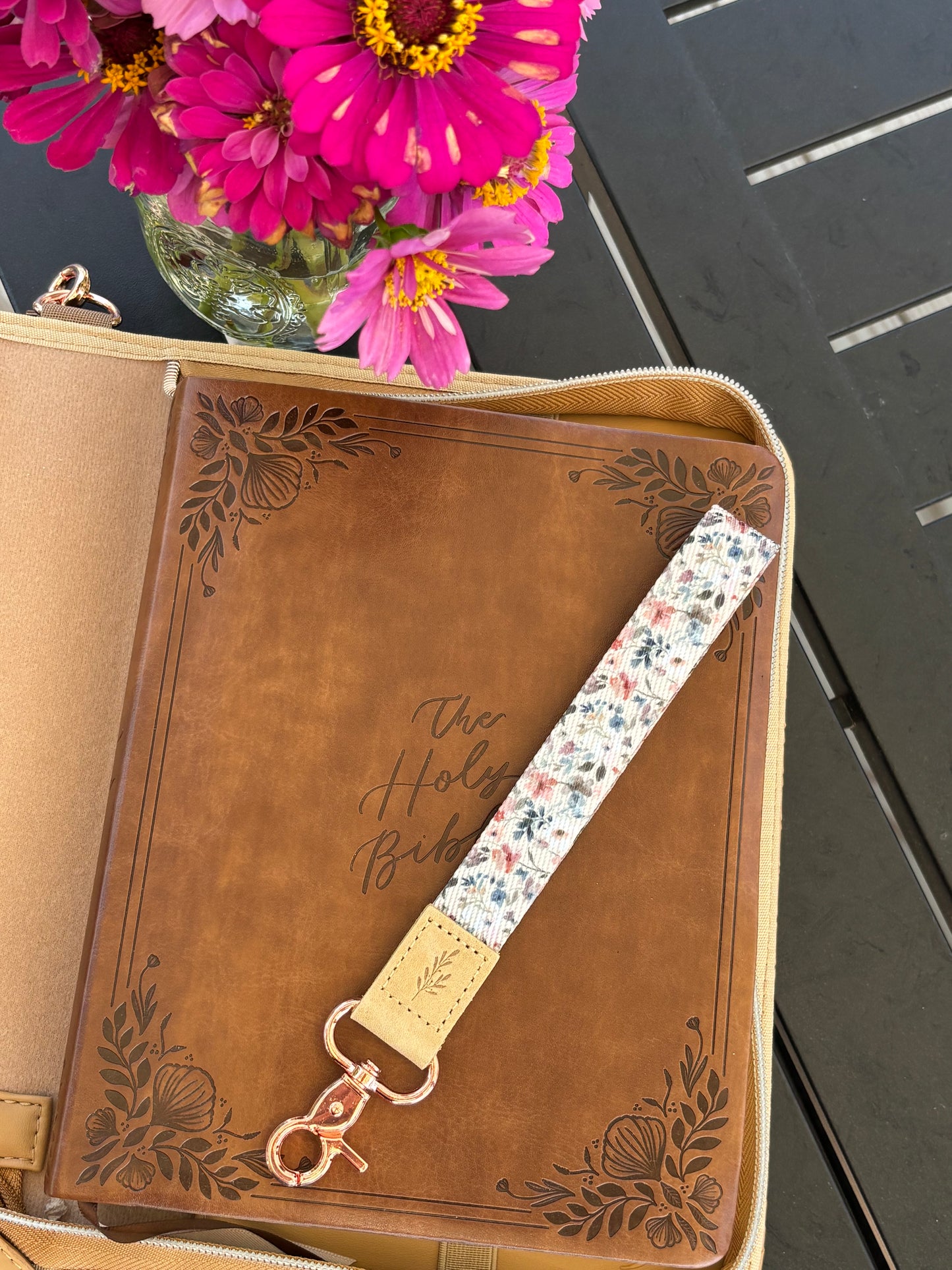 (Wholesale) Wristlet Keychain Cottage Blossom